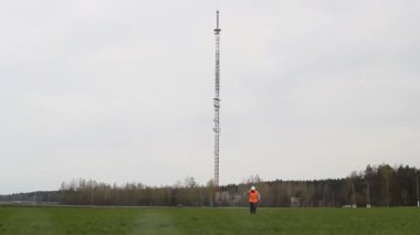 Bir ip siyah maskeli bir adam bir telefon Kulesi, arka planı özelliği çalmak kaçıyor