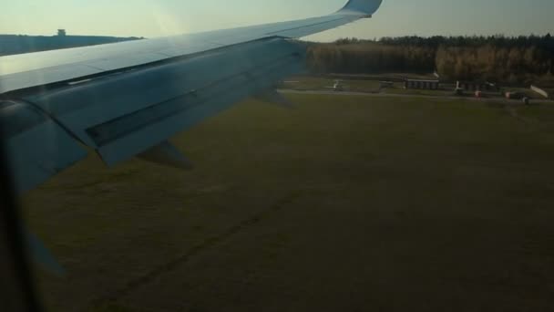 破坏者部署在飞机上减慢降落速度 — 图库视频影像