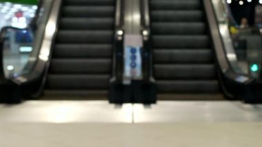 Alışveriş merkezinde yürüyen merdiven, yakın çekim, bulanık, hareketli merdiven