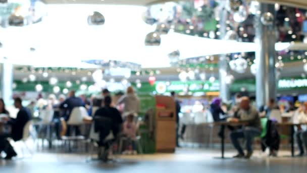 Caffè nel centro commerciale, la gente riposa in un caffè e fare shopping, moderno centro commerciale, offuscata — Video Stock