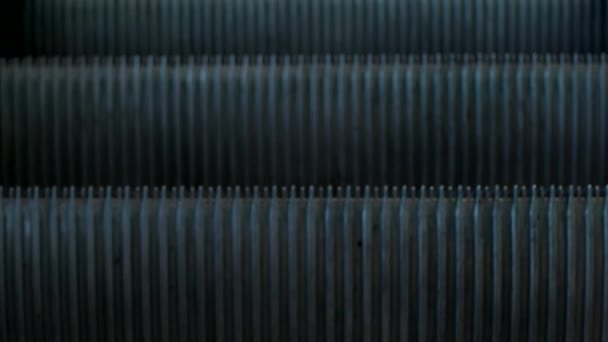 Escalier moderne en mouvement dans un centre commercial, flou, escalier mobile, flou 