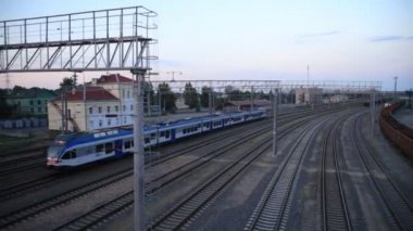 Modern yolcu elektrikli tren istasyonu geçen,