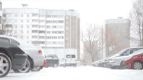 一个大雪覆盖的街道上的大雪暴风雪在城市, 冬季 — 图库视频影像