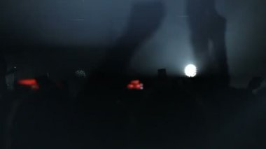 Sahne, müzik, konser, festival ile zamanında ellerini sallayarak insanlar bir adam şarkı söylüyor