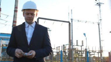 mühendis Şef para dolar bir santral karşı sayar