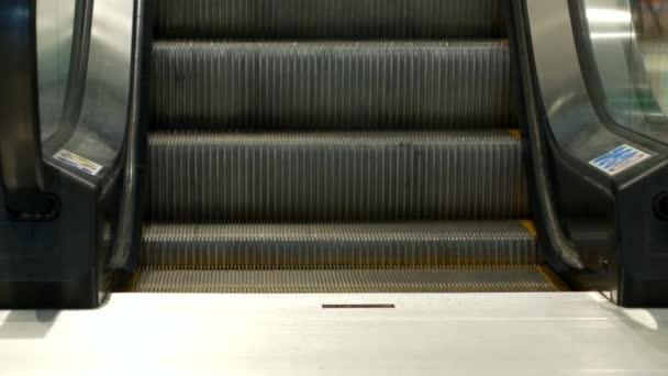 Шаги современного эскалатора крупным планом, движущаяся лестница — стоковое видео