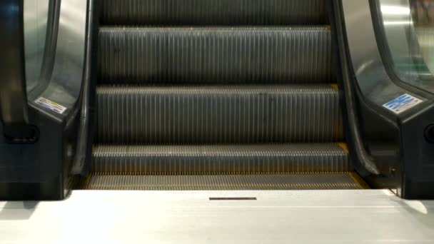 Pasos de una escalera mecánica moderna de cerca, escaleras móviles — Vídeo de stock