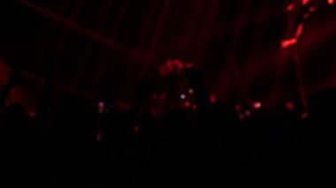 Seyirci bir konser telefon ve dalga üzerinde ellerini almak.