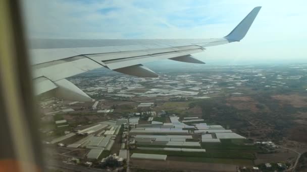 avion survole le sol 