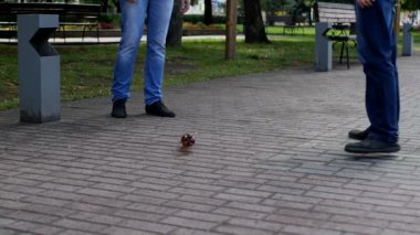 iki adam çöp, yakın çekim, kirliliği çöp ile şehrin yakınındaki bir plastik şişe ile futbol oynamak