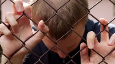 Bir erkek mahkum mahkum bir rendeleyin, yakın çekim, gözaltı, hapishane, yasadışı cümle kafasını yener