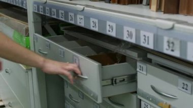 Erkek müşteri ürünler donanım deposunda seçer.