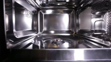 Modern şık ve yeni mikrodalga fırın, görünümü içinde yakın çekim