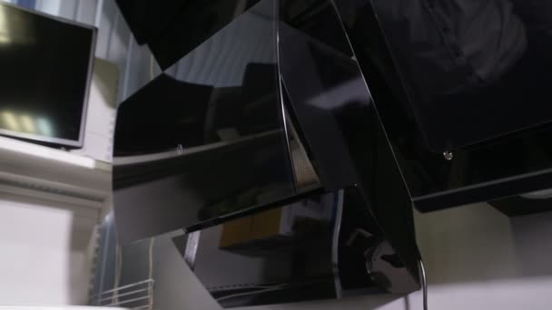 Der Mann drückt die Tasten am Bedienfeld mit einer modernen Dunstabzugshaube, — Stockvideo