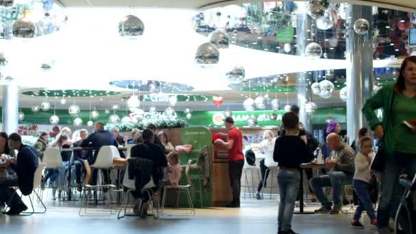 Minsk, Wit-Rusland - 3 juli 2018: café in het shopping center, mensen rust in een café en winkelen — Stockvideo