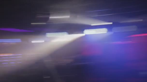 Discothèque, musique légère et danse, mains et émotions des gens, discothèque, flou 