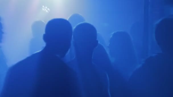 Klub nocny, światło muzyka i taniec, ręce i emocje ludzi, disco — Wideo stockowe