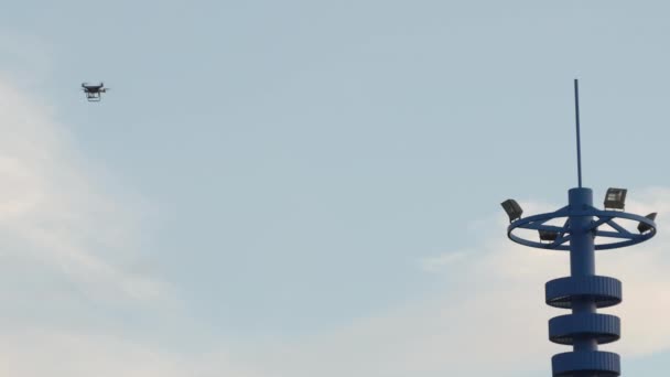 Quadcopter vliegt in de hemel en schieten van iets — Stockvideo