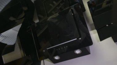 Adam düğmeleri Kontrol Paneli'nde modern çıkarıcı ile havalandırma presler