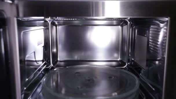 Moderno y elegante horno de microondas nuevo, vista interior, primer plano — Vídeo de stock