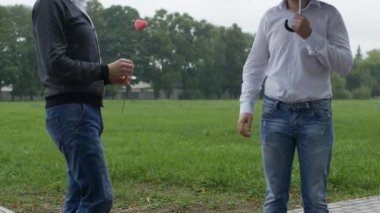 Pembe kalp başka bir adam ve onlar için bırakın, dışarıda yağmur, eşcinsellik, lgbt, uyuşuk bir adam verir