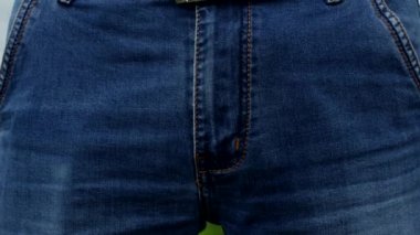 adam bir pembe kalp onun pantolon, yakın çekim, Sevgililer dışarı alır