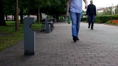 Bir plastik şişe kenti yakınlarındaki bir çöp kutusu içinde olabilir bir genç adam atar bir passer gider ve ondan sonra çöp alır ve çöp kutusuna atar