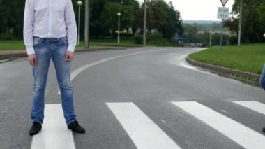 Bir adam bir pembe kalp başka birine elinde getiriyor ve eşcinsel bir ilişki, ikinci reddederse, Lgbt, kavramını sunuyor eşcinsellik