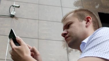 Genç bir erkek çalışan uzak video güvenlik sistemi, kurumsal güvenlik, seçim-devre televizyon kadar kurulmasında ilgilenmektedir