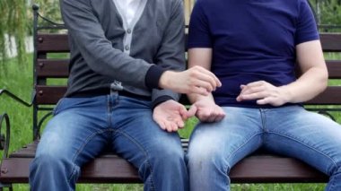 Bir bankta iki adam birbirlerini elbise Alyans, Eşcinsel evlilik, eşcinsellik, lgbt