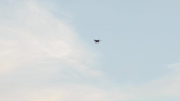 Drone πετάει στον ουρανό — Αρχείο Βίντεο