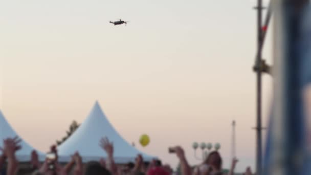 Drohne überfliegt Menschenmenge bei Musikkonzert — Stockvideo