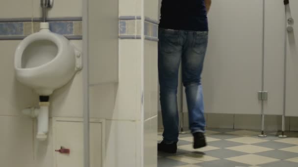 Zwei Schwule gehen zusammen in dieselbe öffentliche Toilettenkabine — Stockvideo