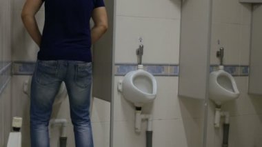 umumi tuvalete için adam idrar kaçırma ile çalışır