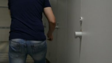 Erkek teen Enürezis ile güçlü Wc için gitmek istiyor, tüm tuvalet kabinler kapalı