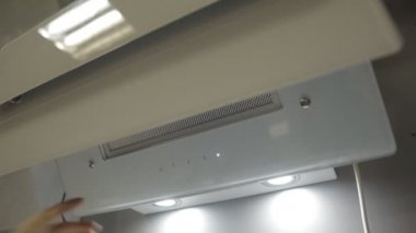 Kız düğmeleri presler bir modern şık beyaz hood, yakın çekim, Tasarım
