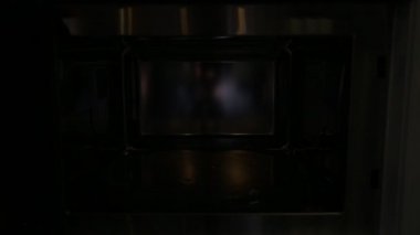 Modern şık ve yeni mikrodalga fırın, görünümü içinde yakın çekim