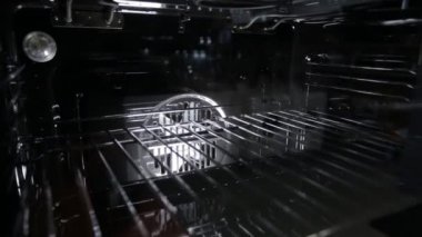 Siyah şık ve modern gaz sobası konveksiyon, yakın çekim, görünümü içinde ızgara