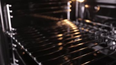 İçinde bir ışık yanıyor, bir görünüm içinde bir yakın çekim bir fırın ile modern bir Ocak