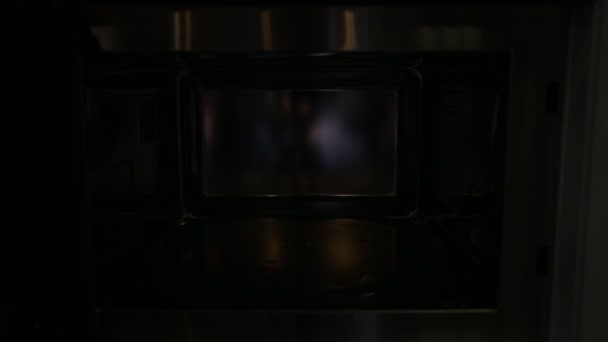 Moderno forno de microondas elegante e novo, vista para dentro, close-up — Vídeo de Stock