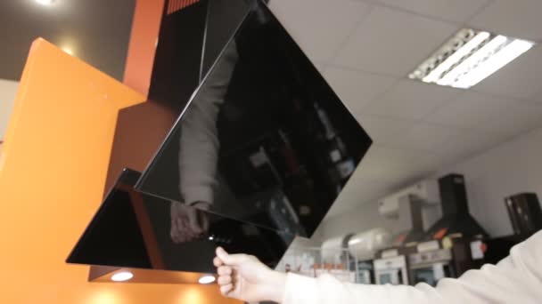 Drückt der Mann die Tasten am Bedienfeld der neuen modernen Küchenhaube — Stockvideo