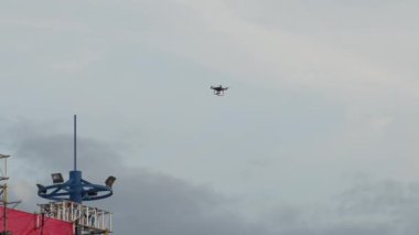 quadcopter gökyüzü ve çekim sahne konser sırasında uçar