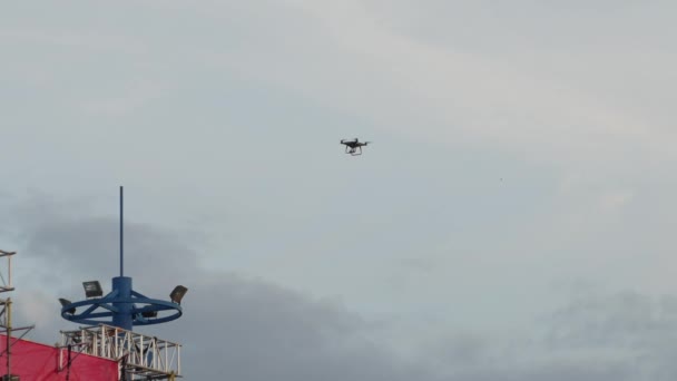 Quadcopter flyger i skyn och skytte scenen under konserten — Stockvideo