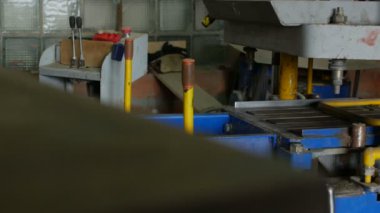 Yol yüzey kaplama veya açık zemin için kilitli beton döşeme üretimi için makine tuşuna basın. Sıkıştırma kum-çimento tarafından üretilen ağırlık belirli bir yoğunluk fayans ulaşan üzerine matris