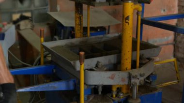 Basın makine çalışmalarını segmental döşeme yol yüzey kapağı için üretilmiştir. Beton kiremit birbirine üretim süreci