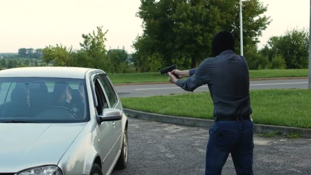 Spezialagenten nahmen den Kriminellen fest und durchsuchten ihn wegen Diebstahls von Autos — Stockvideo