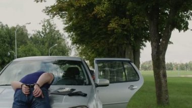 Kelepçe yalanlar arabanın kaputu üzerine gözaltına suç