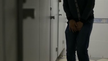 kapalı tuvalet kabini yakınındaki umumi idrar kaçırma adamla
