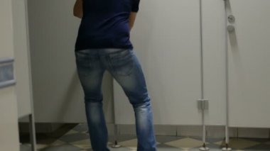 Erkek ortak wc tuvalet kabini içine çalışır