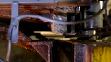 işçi kesme metal üretim otomatik makine aleti üzerinde çalışmaktadır metal kesme, delme